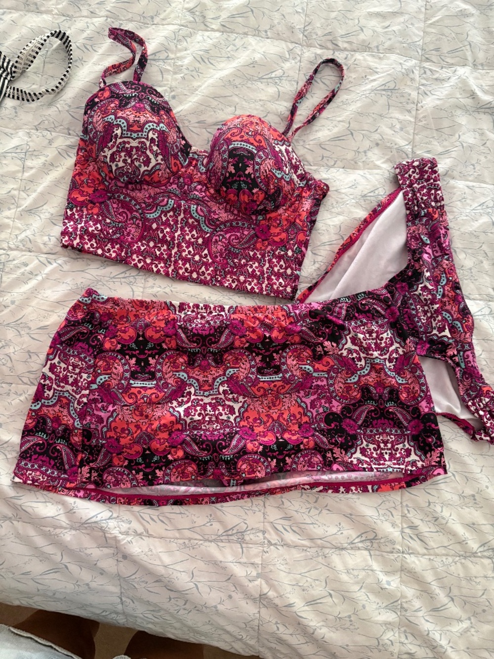 Kenneth Cole Reaction 3-Piece Bikini Set Medium-Large Magenta Paisley